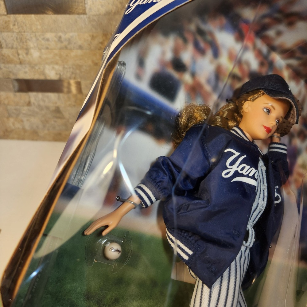 Mattel New York Yankees Barbie Collectibles 1999 MLB Edition Doll 23881 NEW - Picture 3 of 10